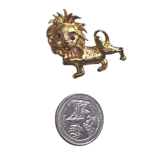 Vintage set of 4 Gold Tone animal themed brooches/pin Zebra,Lion,Whale,Elephant - Picture 8 of 12